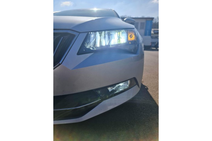 Skoda Superb 3 első LED szett halogén lámpás modellhez
